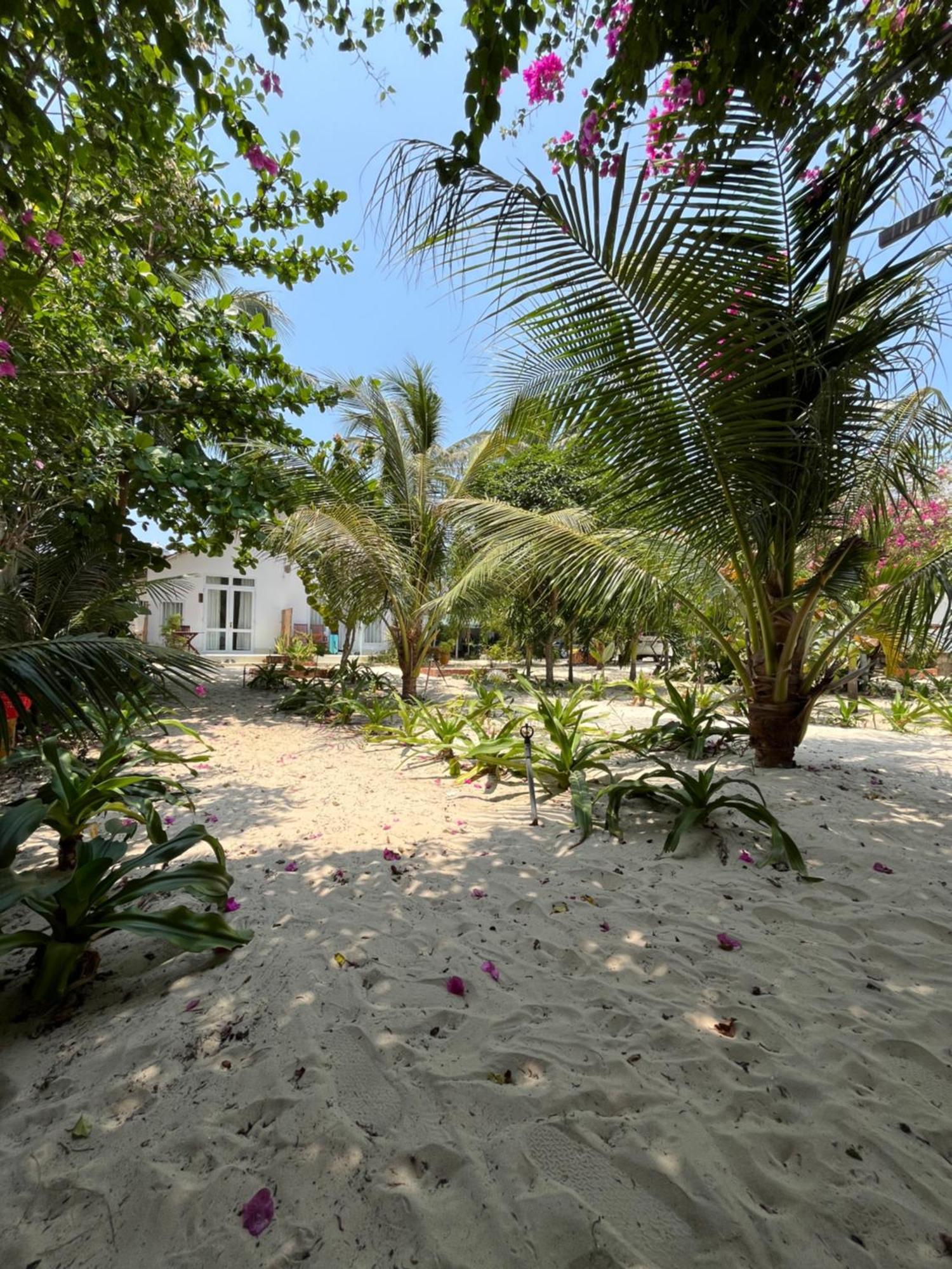 Robinson Beach Bungalow Vinh Hoa Екстер'єр фото